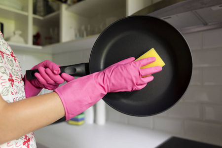 女洗手锅。年轻的主妇妇女洗锅在厨房水槽用黄色海绵, 手工清洗, 手工, 手工, 家务洗碗机