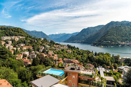 意大利科莫市上空的夏季景观与科莫湖和山脉
