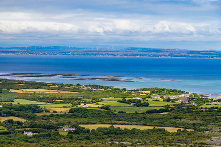 爱尔兰 Ballyvaughan 有农田和植被的戈尔韦海湾