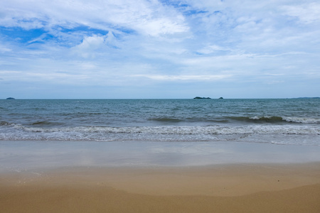 绿松石的海浪，在泰国罗勇府。美丽的大海波