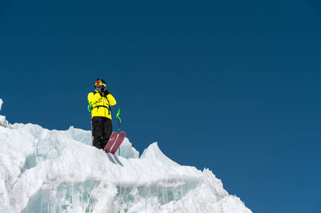 一个 freerider 滑雪者在一个完整的装备站立在冰川在北高加索。滑雪者在冰川跳跃前准备