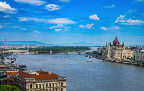 布达佩斯在匈牙利的云彩背景下