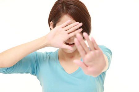 日本年轻女性做停止手势