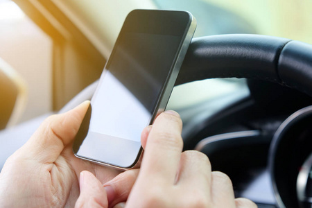 驾驶汽车时使用手机智能手机
