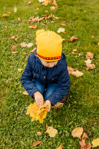 快乐的小朋友, 小女孩笑着在秋天玩耍, 在大自然的户外散步。孩子在秋季公园玩。秋天季节概念。您好秋季理念