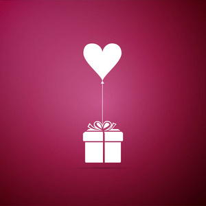 礼物与气球形状的心脏图标孤立的紫色背景。情人节婚礼生日贺卡平面设计。矢量插图