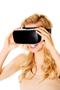 幸福的女人穿上虚拟现实的护目镜