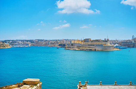 瓦莱塔的海港被中世纪的设防城市所包围, Birgu Vittoriosa 的圣安吉洛堡是最美丽的马耳他之一。