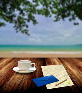 写邮件与热咖啡在海边图片