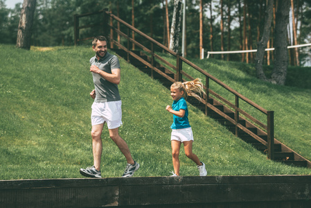父亲和女儿在公园慢跑