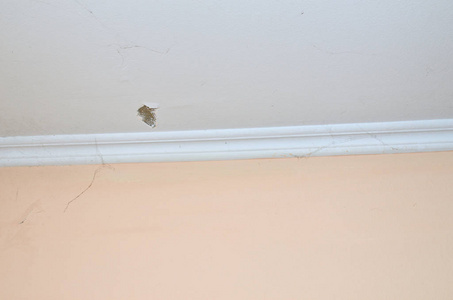 天花板的裂缝和墙壁的部分蜘蛛网