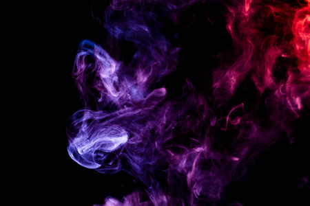 深紫色, 粉红色和蓝色烟雾在黑色孤立的背景。从 vap 的烟雾背景