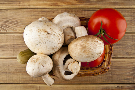 蘑菇 西红柿和黄瓜