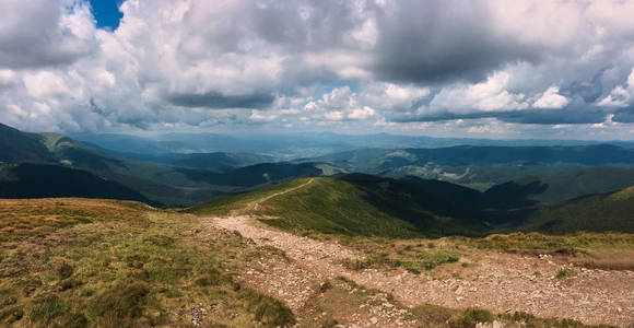 太阳和云彩一座有山脉的全景风景。视图从 Hoverla, Chornohora 岭