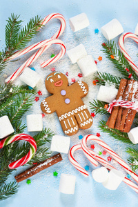 新年的蓝色背景与姜饼干, 糖果和糖果。新年快乐, 圣诞愉快