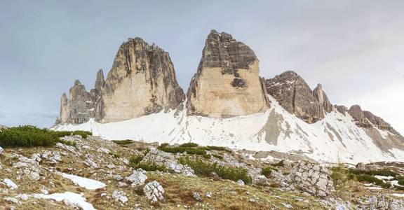 三峰 Cime 地 Lavaredo 巨型岩石, Sexten 白云岩, 南蒂罗尔全景图。白云岩阿尔卑斯, 意大利