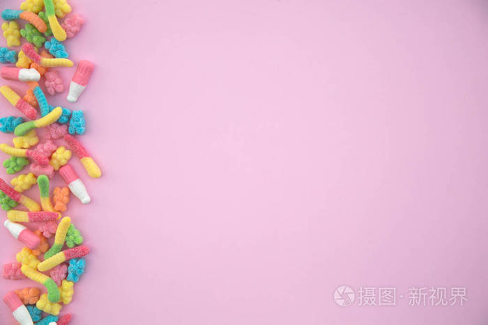 粉红色背景下的不同粘胶糖果