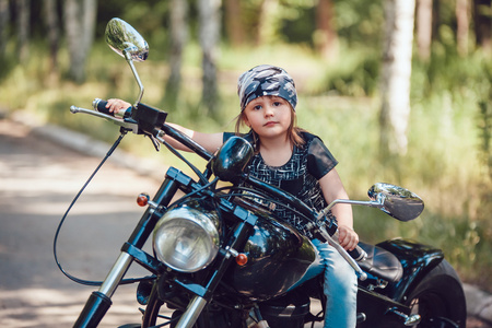 在摩托车上的小女孩