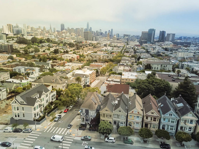 鸟瞰西部加法邻里与典型的维多利亚式住宅在旧金山, 加利福尼亚。从阿拉莫广场鸟瞰天际线市中心大厦背景