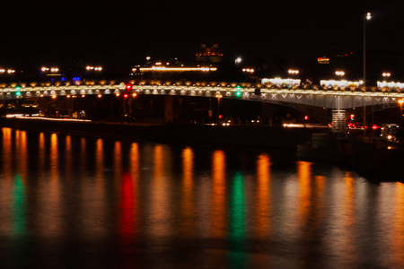 重男轻女在夜晚的莫斯科河大桥