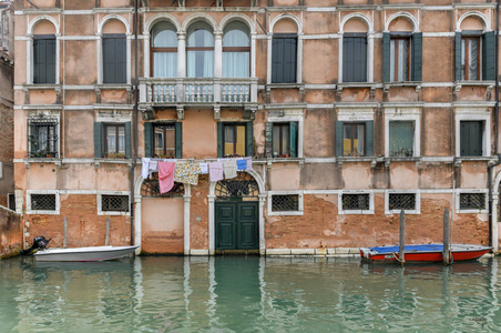 意大利威尼斯河 Misericordia 的建筑和小船