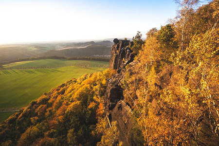 伟大的日落光在一个台面的顶峰在德国萨克森瑞士国家公园接近德累斯顿。远足和攀登在 Elbe 砂岩山的美妙的山范围
