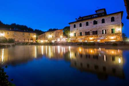 古热浴在 Bagno Vignoni, 一个中世纪村庄在托斯卡纳, 在晚上, 意大利