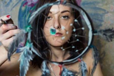女艺术家绘画上玻璃捕梦网