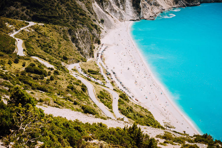 蜿蜒的路通往著名的米尔托斯海滩。希腊凯法利尼亚最受欢迎的访问地点