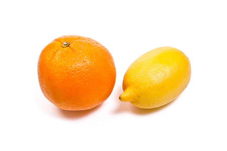 柠檬和成熟橙色上白色孤立。与剪切路径