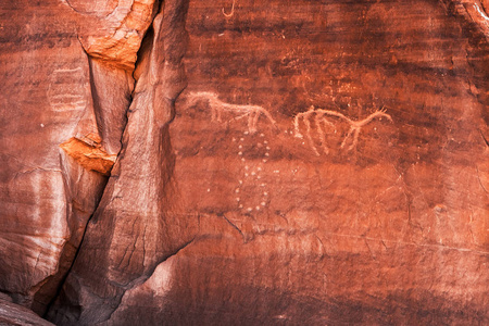 雕刻 Anasazi 岩画在峡谷的砂岩悬崖谢伊国家纪念碑代表两匹马和无穷符号, 亚利桑那州, 美国