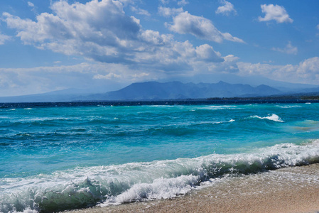 蔚蓝的海滩上有清澈的水和山脉, 在阳光明媚的日子。热带岛屿。海景色惊人的自然背景。天堂的大自然, 海水, 夏日的热带海滩