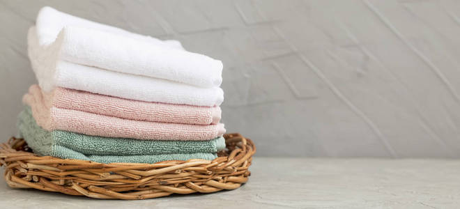 一堆干净的棉浴巾, 具体背景, 洗衣或浴室概念