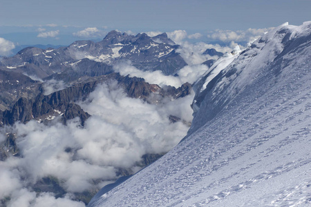 云与阿尔卑斯山