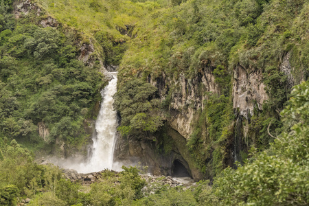 在热带森林在巴尼奥斯，厄瓜多尔的级联