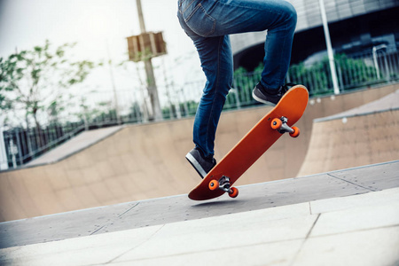 skatepark 坡道上的滑板裁剪图像