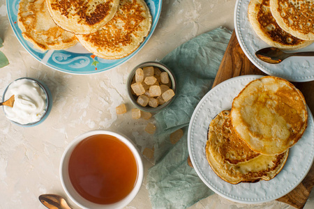 茶, 煎饼, 蜂蜜, 奶油酱和薰衣草在混凝土桌上