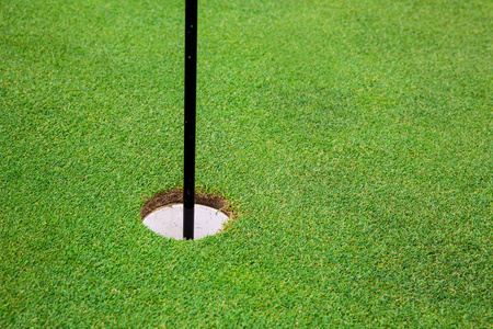 高尔夫球场上有旗子的最后一个洞, 绿色修剪的草, 没有人。草地在体育俱乐部, 草坪为比赛, 空的操场