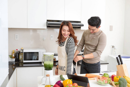 情侣恋人一起在家厨房做饭, 一起准备食物在程度关系上持续较长的概念