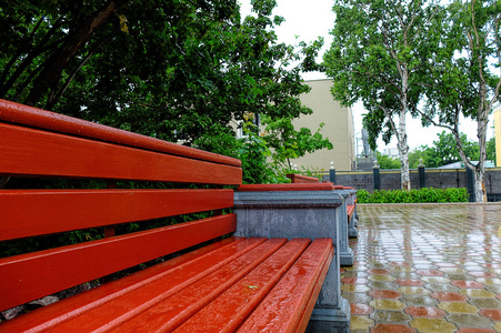 空板凳在雨中图片