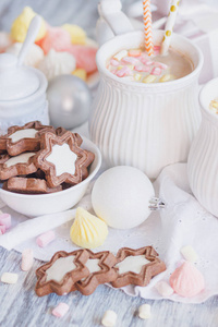 棉花糖, 饼干, 蛋白甜饼和不同的圣诞装饰品, 柔和的焦点背景