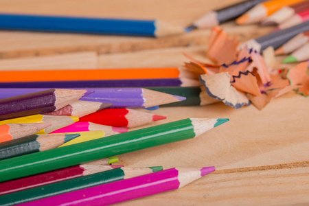 木制彩色铅笔与锐化刨花，木制的桌子上