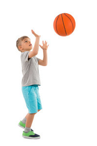 小男孩扔篮球图片