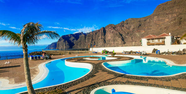 特内里费岛。舒适的假日风景与游泳池和不可思议的峭壁, 洛杉矶 Gigantes, 西班牙