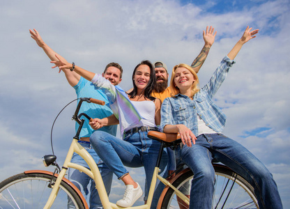 公司时尚的年轻人花闲暇的户外天空背景。自行车作为生活的一部分。自行车现代性和民族文化。一群朋友玩自行车。共享自行车现场环保