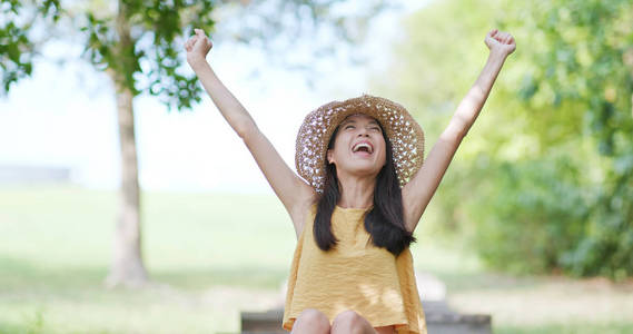 女人张开双手深呼吸