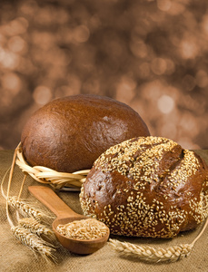 面包和小麦在勺子特写的形象图片