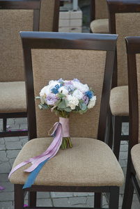 在椅子上的婚礼新娘花束