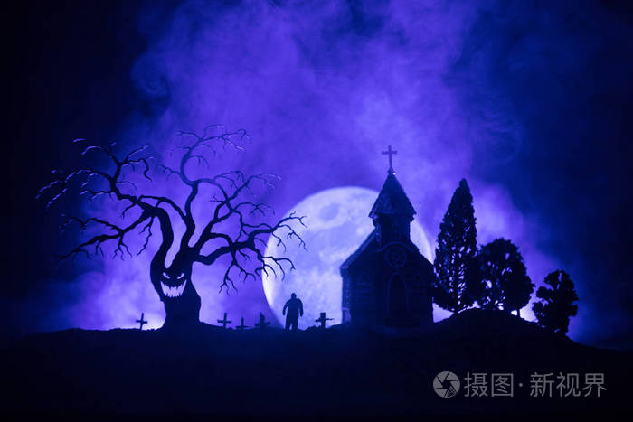 月亮, 教堂和幽灵般的多云天空与雾, 恐怖万圣节的概念