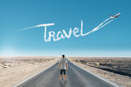 休闲人在路上与飞机在天空和旅行文本云。旅行, 运输和旅行概念
